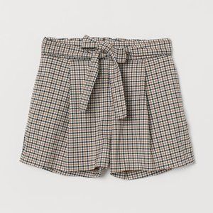 H&M Divided high-rise beige/black plaid pattern pleated shorts